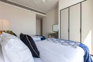 Letto o letti in una camera di Elegant 2BR Apt Address Beach Resort
