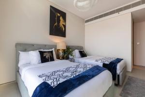 Letto o letti in una camera di Elegant 2BR Apt Address Beach Resort