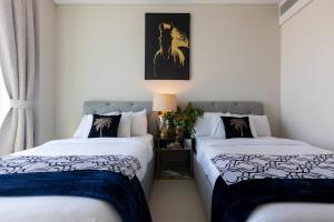 Letto o letti in una camera di Elegant 2BR Apt Address Beach Resort