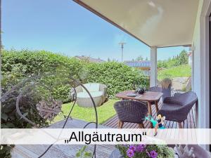 Garður fyrir utan Ferienwohnung Allgäutraum - hochwertig, mit Whirlpoolwanne und Kaminofen
