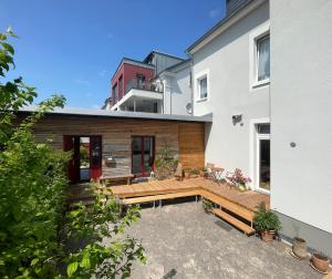 a backyard of a house with a wooden deck at klein & fein Gästehaus in Schwelm