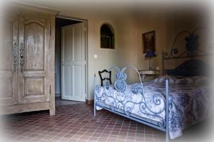 ein Schlafzimmer mit einem blauen und weißen Bett und einer Tür in der Unterkunft gîte Mas Antinea in Mazan