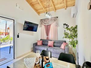 Khu vực ghế ngồi tại Acharavi Central Apartment