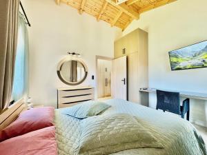 Giường trong phòng chung tại Acharavi Central Apartment +15 ảnh