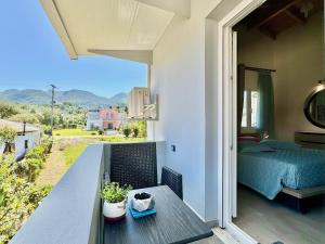 Cảnh núi rừng hoặc tầm nhìn ra núi từ căn hộ