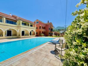 Hồ bơi trong/gần Acharavi Central Apartment