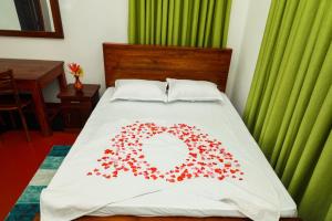 Un pat sau paturi într-o cameră la Elladola Tea Garden Resort