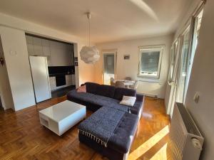 una sala de estar con un sofá y una mesa en Apartman Dvojka Banjaluka, en Banja Luka