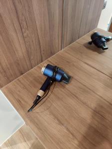 einen Stift auf einem Holztisch in der Unterkunft Chobjai Hostelry - Chaw Cher Home at Bang Kra Jao in Bang Krasop