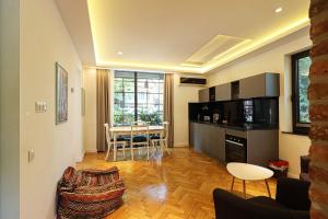 Η κουζίνα ή μικρή κουζίνα στο Charming Little Brick House in Tbilisi - By Wehost