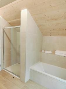 un bagno con doccia e vasca da bagno di Symphony Camere e Ristoro a Sobrio Altre 13 foto