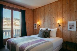 Postel nebo postele na pokoji v ubytování Hôtel Le Caprice Des Neiges Combloux