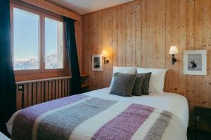 Postel nebo postele na pokoji v ubytování Hôtel Le Caprice Des Neiges Combloux