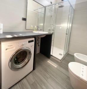 加拉托内Ferrocino Resort的配有洗衣机和水槽的浴室