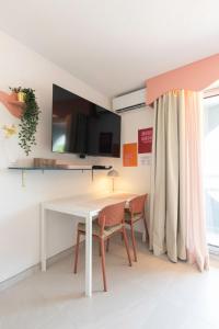 Телевизор и/или развлекательный центр в La Casita - Studio Confort avec Terrasse - Emplacement parfait - La Grande Motte, Montpellier