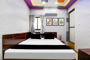 a bedroom with a large bed in a room at HOTEL O AL- PINE 76 in Kolkata