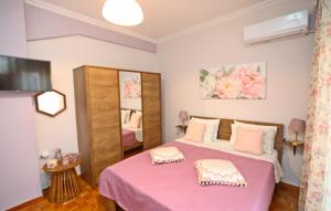 - une chambre avec un lit rose et un miroir dans l'établissement Mama΄s home, à Kavala 25 autres photos