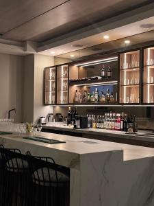 un bar con due sedie e un bancone con bevande alcoliche di Acacia Villas Blue Hills - 3 Bedroom Luxury Villa a Midrand