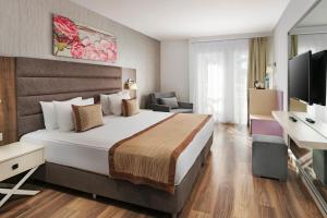 Katil atau katil-katil dalam bilik di Monachus Family Resort Sorgun - Ultra All Inclusive +45 gambar