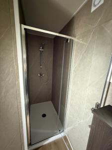 a shower with a glass door in a bathroom at Nieuw in 2025! Modern vakantiehuis aan de Waddenzee in Westerland +80 photos