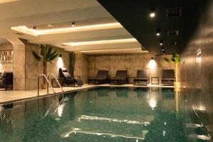 Lumière Hotel Pool & SPA内部或周边的泳池