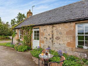 Κήπος έξω από το 2 Bed in Conon Bridge CA387