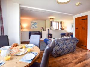 una sala de estar con una mesa y un sofá en 2 Bed in Godshill IC072, en Godshill