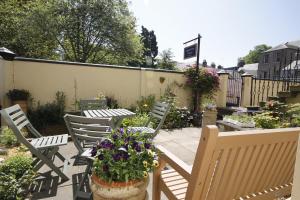 Un patio sau altă zonă în aer liber la Inglestone House Guest House