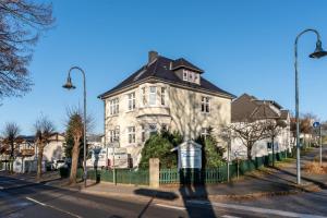 an old house on the side of a street at Villa Venske 3-Raum Fewo, Balkon, Parkplatz in Binz