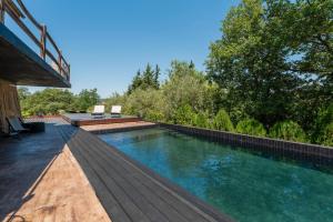 una gran piscina con terraza de madera en Maisonk Provence, en Villedieu 19 fotos más