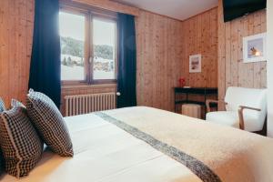 Postel nebo postele na pokoji v ubytování Hôtel Le Caprice Des Neiges Combloux