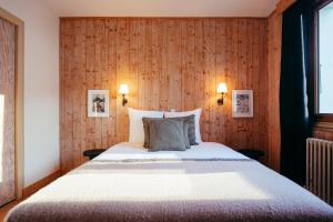 Postel nebo postele na pokoji v ubytování Hôtel Le Caprice Des Neiges Combloux