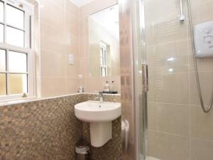 a bathroom with a sink and a shower at 2 Bed in Edinburgh 42778 in Roslin +6 photos