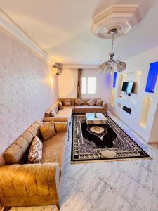 una sala de estar con un sofá y una mesa en Villa Djerba Midoun, en Al Maqārisah