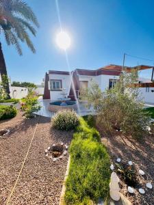 una casa con un patio con plantas y una casa en Villa Djerba Midoun, en Al Maqārisah