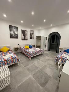Habitación grande con 2 camas y mesa. en OIKOS b&b, en Galatina 21 fotos más