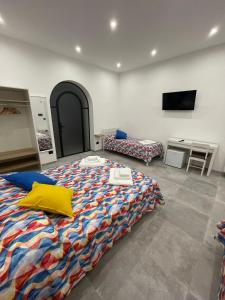 Un dormitorio con una cama grande con una manta colorida. en OIKOS b&b, en Galatina
