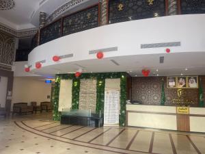 a waiting area in a building with a green wall at فندق عبير الفضيلة in Al Masfalah