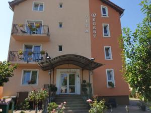 Un escalier mène à la porte d'entrée. dans l'établissement Free Parking Pension, à Oradea