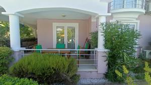 een veranda aan de voorzijde van een huis met planten bij Baba View Apart in Fethiye