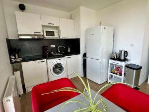 Kuchyňa alebo kuchynka v ubytovaní Appartement standing Vue panoramique sur Nantes