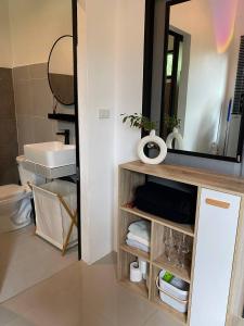 un baño con lavabo y espejo en Green House, en Ko Phangan 7 fotos más
