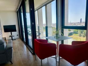 Televízia a/alebo spoločenská miestnosť v ubytovaní Appartement standing Vue panoramique sur Nantes