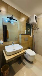 une salle de bain avec un lavabo blanc et des toilettes dans l'établissement Executive 1BHK with Scenic Balcony View & Free Netflix, à Rawalpindi 11 autres photos