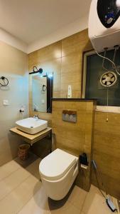 une salle de bains avec toilettes et lavabo dans l'établissement Executive 1BHK with Scenic Balcony View & Free Netflix, à Rawalpindi