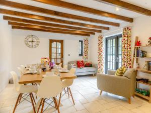オックスウィッチにある4 Bed in Oxwich 74984のテーブルと椅子のあるダイニングルーム