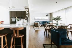 Una cocina o cocineta en The Edinburgh Grand, a Luxury Collection Hotel, Edinburgh