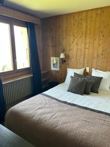 Postel nebo postele na pokoji v ubytování Hôtel Le Caprice Des Neiges Combloux