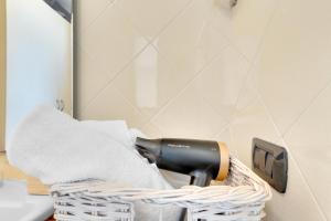 un asciugacapelli in un cestino su un tavolo di Navigli - Porta Ticinese - Luminoso monolocale a Milano