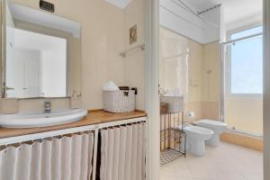 un bagno con lavandino e WC di Navigli - Porta Ticinese - Luminoso monolocale a Milano Altre 6 foto